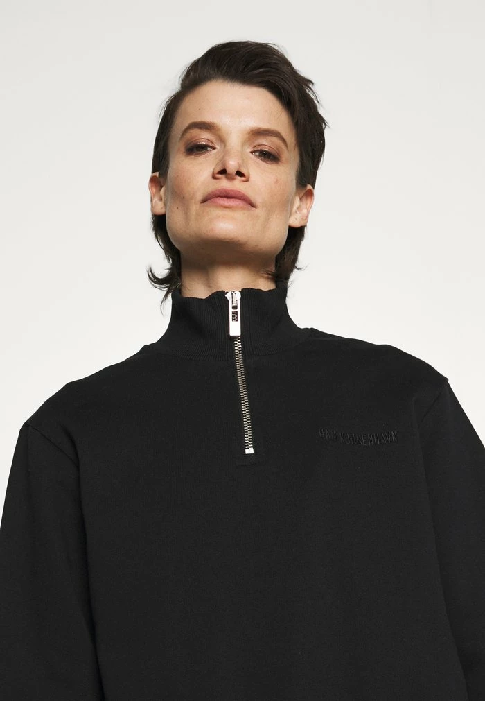 HALF ZIP LOGO - Sweatshirt - black Han Kjøbenhavn HALF ZIP LOGO - Sweatshirt - Black -Han Kjøbenhavn Shop 05d0d77f2fe94622b78d4d2841e51e18