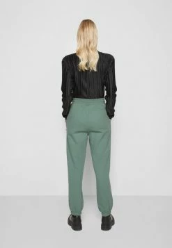 Han Kjøbenhavn PANTS - Tracksuit Bottoms - Dusty Green -Han Kjøbenhavn Shop 2750f99eed7c420791eac2494b7376d2