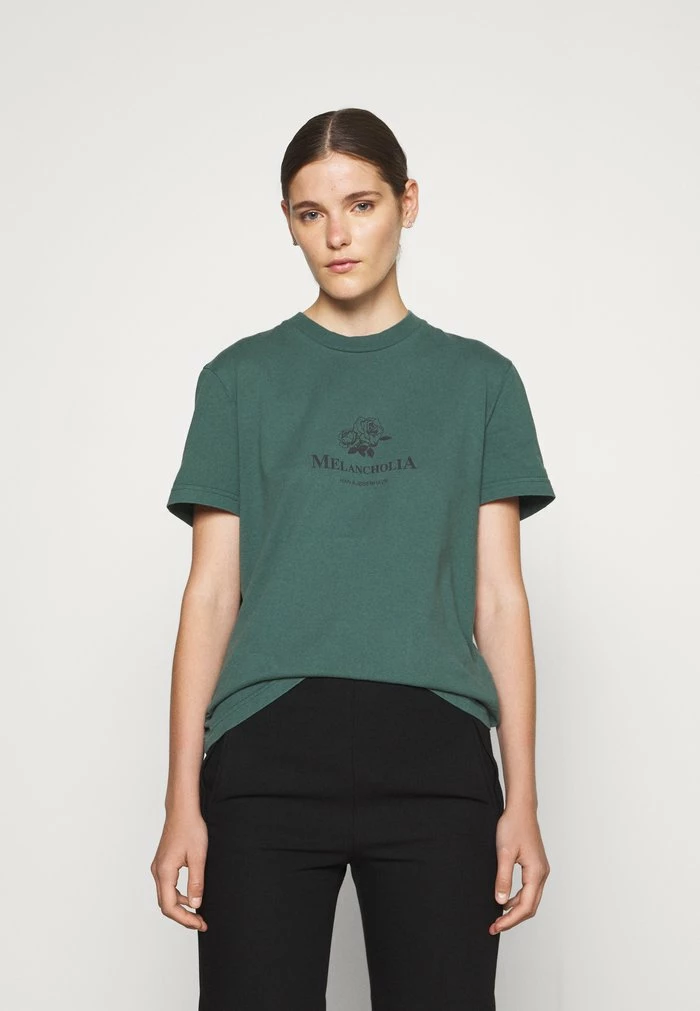 ARTWORK TEE SHORT SLEEVE - Print T-shirt - dusty green Han Kjøbenhavn ARTWORK TEE SHORT SLEEVE - Print T-shirt - Dusty Green -Han Kjøbenhavn Shop 27f0b8efc25d46a699eb169f55174262