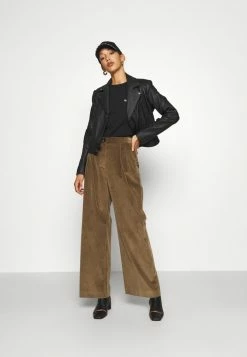 Han Kjøbenhavn CASUAL TEE SHORT SLEEVE - Basic T-shirt - Black Logo -Han Kjøbenhavn Shop 2c805433ef4444c99b9eb53630c24e99