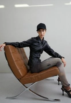 Han Kjøbenhavn FITTED - Button-down Blouse - Black