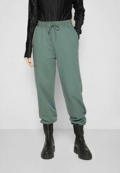Han Kjøbenhavn PANTS - Tracksuit Bottoms - Dusty Green -Han Kjøbenhavn Shop 47478af5b58b4abbb7d7d65205e4e1d7