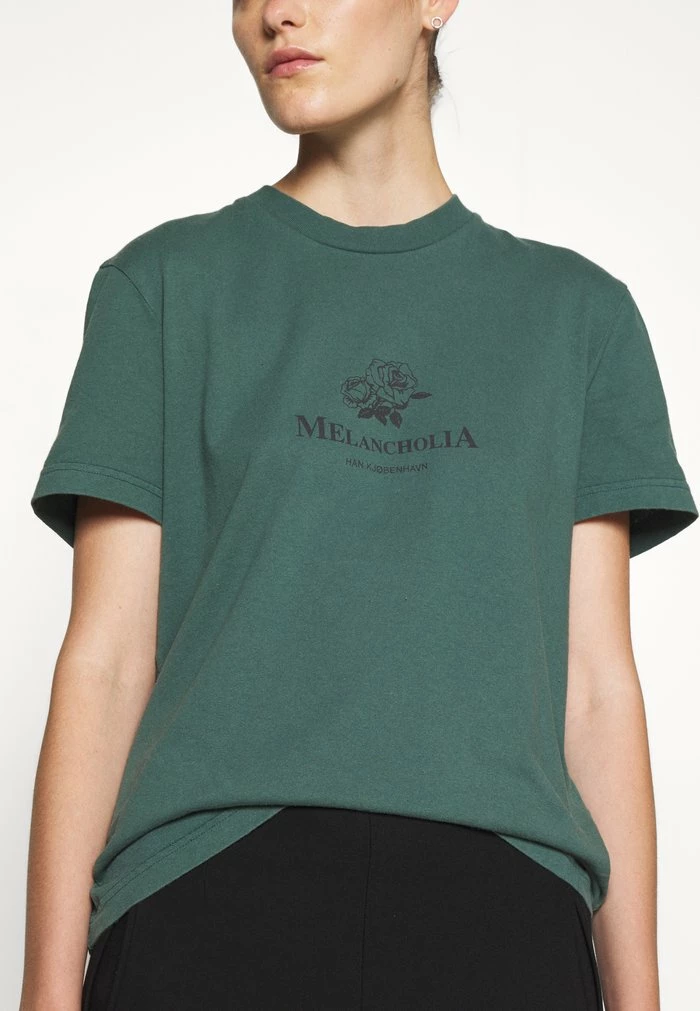 ARTWORK TEE SHORT SLEEVE - Print T-shirt - dusty green Han Kjøbenhavn ARTWORK TEE SHORT SLEEVE - Print T-shirt - Dusty Green -Han Kjøbenhavn Shop 4ac19ca1a8284674a352751fe5bb6c8a