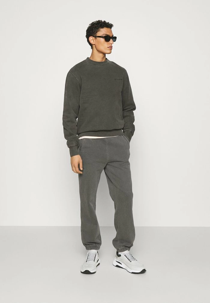 CASUAL CREW - Sweatshirt - dark grey Han Kjøbenhavn CASUAL CREW - Sweatshirt - Dark Grey -Han Kjøbenhavn Shop 588b227b15154280831447c86301f1c1