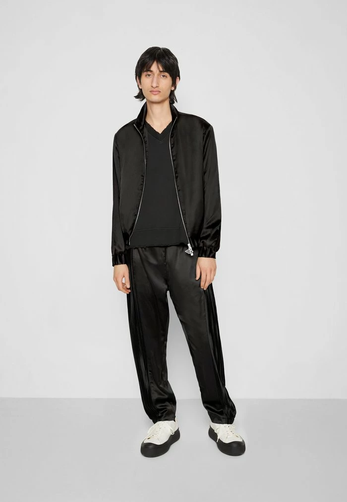 TRACK TOP PLISSÉ - Summer jacket - black Han Kjøbenhavn TRACK TOP PLISSÉ - Summer Jacket - Black -Han Kjøbenhavn Shop 5b8c96c88a7644068eacd7ba6dc24c54