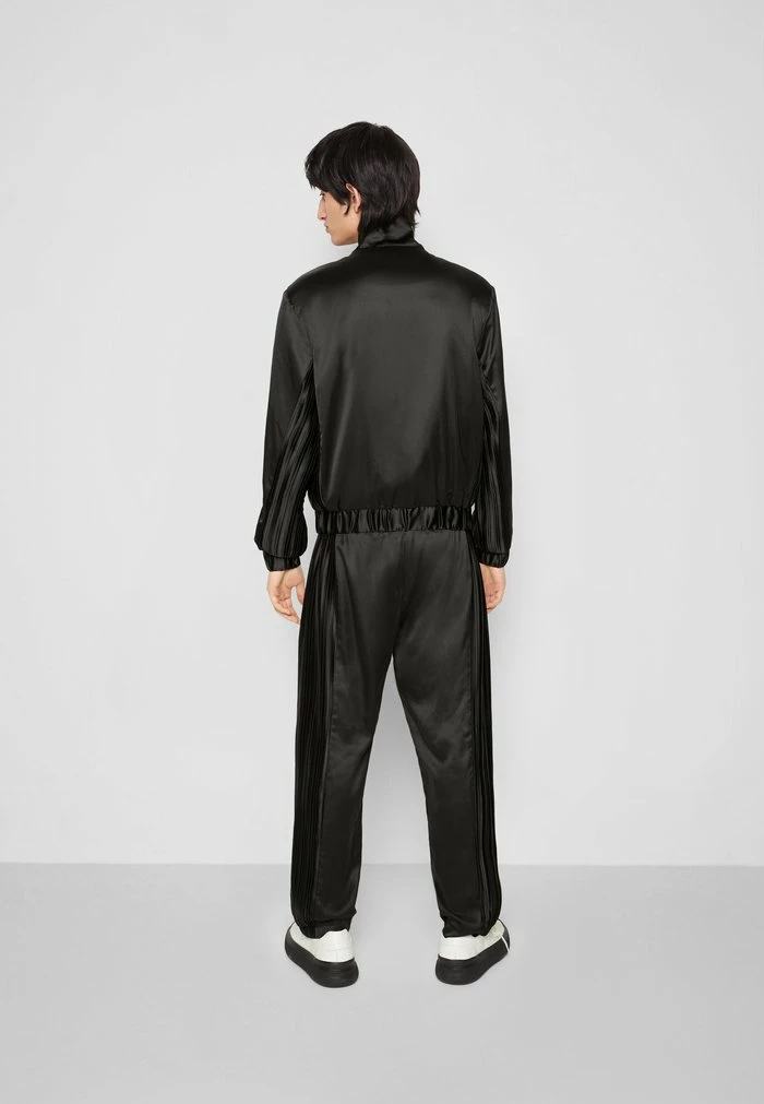 TRACK TOP PLISSÉ - Summer jacket - black Han Kjøbenhavn TRACK TOP PLISSÉ - Summer Jacket - Black -Han Kjøbenhavn Shop 5fa3979cb1d140a7a34f79736db2a5be