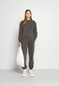 Han Kjøbenhavn BULKY CREW - Sweatshirt - Dark Grey 3 Han Kjøbenhavn BULKY CREW - Sweatshirt - Dark Grey -Han Kjøbenhavn Shop 6e31951e34a14193bc4b7f2c7881e7a1