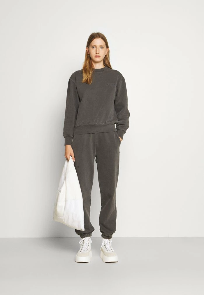 BULKY CREW - Sweatshirt - dark grey Han Kjøbenhavn BULKY CREW - Sweatshirt - Dark Grey -Han Kjøbenhavn Shop 6e31951e34a14193bc4b7f2c7881e7a1