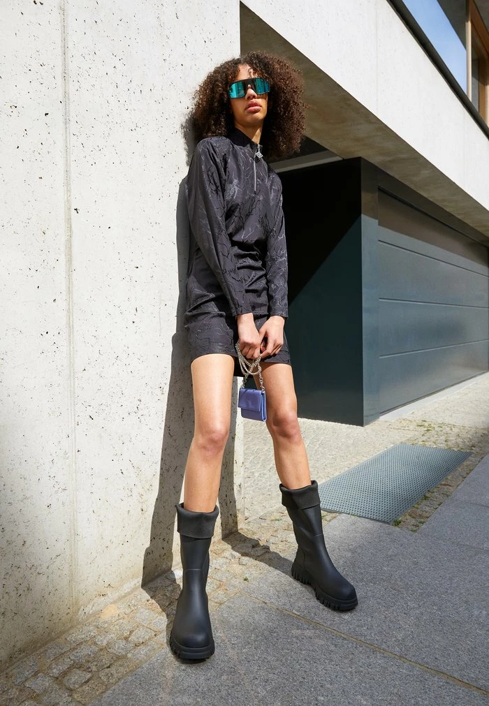 HALF ZIP PLEATED DRESS - Shift dress - black Han Kjøbenhavn HALF ZIP PLEATED DRESS - Shift Dress - Black -Han Kjøbenhavn Shop 804db06435604e9c917d3dd2e06e03a2