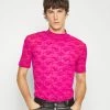 Han Kjøbenhavn MONOGRAM TURTLENECK SHORT SLEEVE - Print T-shirt - Magenta -Han Kjøbenhavn Shop 8a1979f605f248aea1701c414f1ddf11