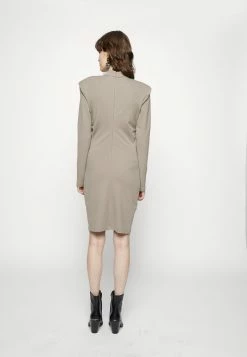Han Kjøbenhavn SHARP TWISTED DRAPE DRESS - Jersey Dress - Sand -Han Kjøbenhavn Shop 8b6df48a321c47658eb9bb5c4ea4b63c
