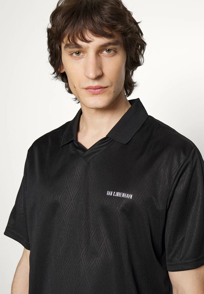 FOOTBALL TEE SHORT SLEEVE - Polo shirt - black Han Kjøbenhavn FOOTBALL TEE SHORT SLEEVE - Polo Shirt - Black -Han Kjøbenhavn Shop 94266dc1da644bac93a2d574e86361e0