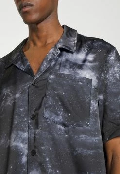 Han Kjøbenhavn PRINTED SUMMER SHORT SLEEVE - Shirt - Grey 7 Han Kjøbenhavn PRINTED SUMMER SHORT SLEEVE - Shirt - Grey -Han Kjøbenhavn Shop 950efbff7b8f415cbf55c811dd4cc93c