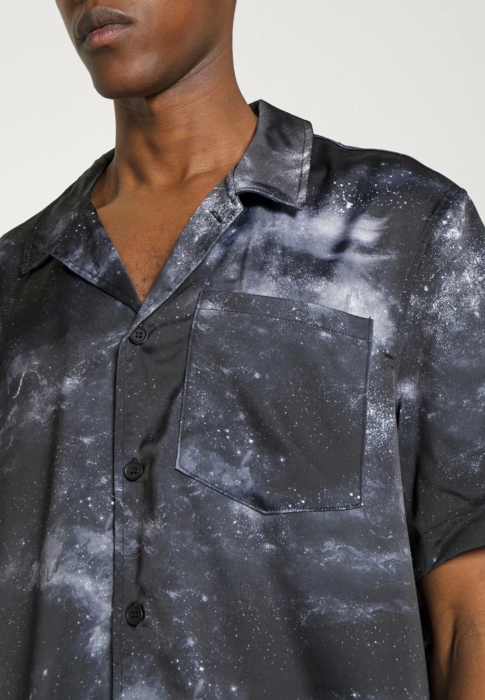 PRINTED SUMMER SHORT SLEEVE - Shirt - grey Han Kjøbenhavn PRINTED SUMMER SHORT SLEEVE - Shirt - Grey -Han Kjøbenhavn Shop 950efbff7b8f415cbf55c811dd4cc93c