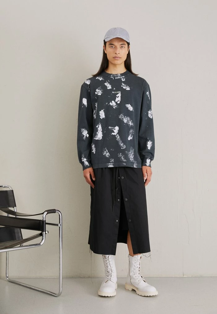 LOGO BOXY TEE LONG SLEEVE PAINT - Long sleeved top - faded black Han Kjøbenhavn LOGO BOXY TEE LONG SLEEVE PAINT - Long Sleeved Top - Faded Black -Han Kjøbenhavn Shop 9cf6f3c7ff924378879c2225be12df50