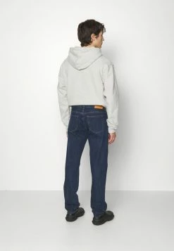 Han Kjøbenhavn Jeans Tapered Fit - Medium Blue -Han Kjøbenhavn Shop a2e5a7e3845e4fc5a22c946e6a1ad296