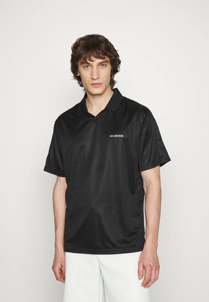 FOOTBALL TEE SHORT SLEEVE - Polo shirt - black Han Kjøbenhavn FOOTBALL TEE SHORT SLEEVE - Polo Shirt - Black -Han Kjøbenhavn Shop a59c8ba77f3d4d618b1aed238117e343