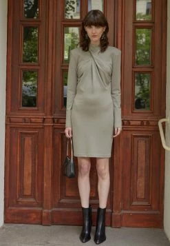 Han Kjøbenhavn SHARP TWISTED DRAPE DRESS - Jersey Dress - Sand