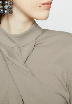 Han Kjøbenhavn SHARP TWISTED DRAPE DRESS - Jersey Dress - Sand -Han Kjøbenhavn Shop c9a4590ed0884af99d32b20982099ff0