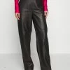 Han Kjøbenhavn RELAXED FITTED TROUSERS - Leather Trousers - Black -Han Kjøbenhavn Shop cb767ec0070f41c7a81d22da3992940b