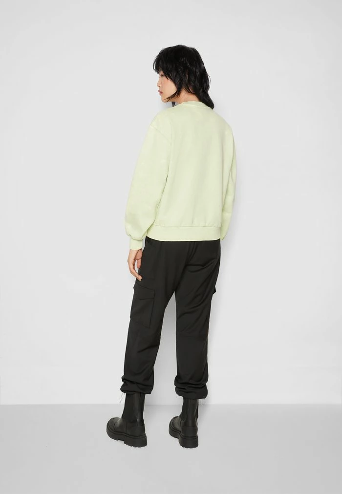 BULKY CREW - Sweatshirt - pale green acid Han Kjøbenhavn BULKY CREW - Sweatshirt - Pale Green Acid -Han Kjøbenhavn Shop de59bb42c0cb4dd58f02daf4c99ca207