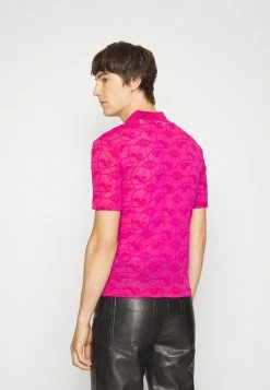 Han Kjøbenhavn MONOGRAM TURTLENECK SHORT SLEEVE - Print T-shirt - Magenta -Han Kjøbenhavn Shop e65e103f11ba48a399ea00e3e86a8359