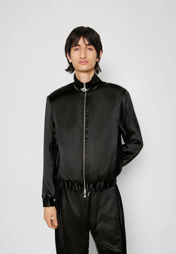 TRACK TOP PLISSÉ - Summer jacket - black Han Kjøbenhavn TRACK TOP PLISSÉ - Summer Jacket - Black -Han Kjøbenhavn Shop ec07c5c5d5a5411d87e3278659b5337b