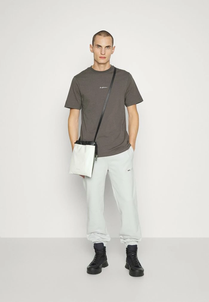 CASUAL TEE SHORT SLEEVE - Basic T-shirt - dark grey Han Kjøbenhavn CASUAL TEE SHORT SLEEVE - Basic T-shirt - Dark Grey -Han Kjøbenhavn Shop eec6bff7e7d148daa4cf2748f45a76d6