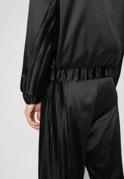 Han Kjøbenhavn TRACK TOP PLISSÉ - Summer Jacket - Black 6 Han Kjøbenhavn TRACK TOP PLISSÉ - Summer Jacket - Black -Han Kjøbenhavn Shop ef5dfcb035344d6fa8971e34f8be82cc