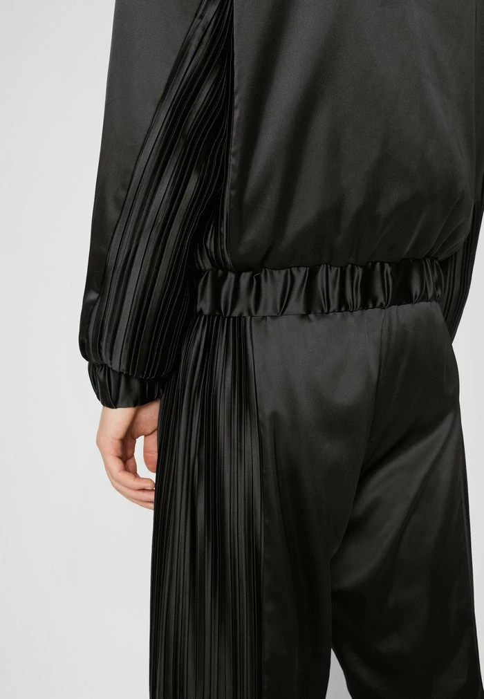 TRACK TOP PLISSÉ - Summer jacket - black Han Kjøbenhavn TRACK TOP PLISSÉ - Summer Jacket - Black -Han Kjøbenhavn Shop ef5dfcb035344d6fa8971e34f8be82cc