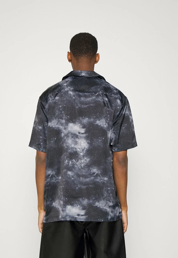 PRINTED SUMMER SHORT SLEEVE - Shirt - grey Han Kjøbenhavn PRINTED SUMMER SHORT SLEEVE - Shirt - Grey -Han Kjøbenhavn Shop fa35c8f55cf5441e8ff75f235beba243