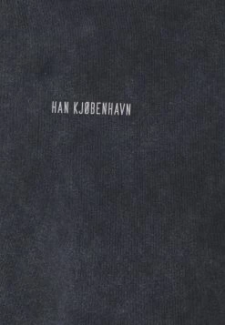 Han Kjøbenhavn DISTRESSED TEE SHORT SLEEVE LOGO - Basic T-shirt - Dark Grey 4 Han Kjøbenhavn DISTRESSED TEE SHORT SLEEVE LOGO - Basic T-shirt - Dark Grey -Han Kjøbenhavn Shop fd8ebe92dda546b386d325d9f77685fb