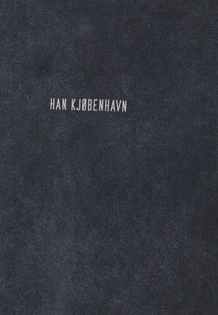DISTRESSED TEE SHORT SLEEVE LOGO - Basic T-shirt - dark grey Han Kjøbenhavn DISTRESSED TEE SHORT SLEEVE LOGO - Basic T-shirt - Dark Grey -Han Kjøbenhavn Shop fd8ebe92dda546b386d325d9f77685fb