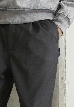 Han Kjøbenhavn TAPERED TROUSERS - Trousers - Dark Grey -Han Kjøbenhavn Shop ff30f4dee5ba4b92bdea63612ddc8b5f